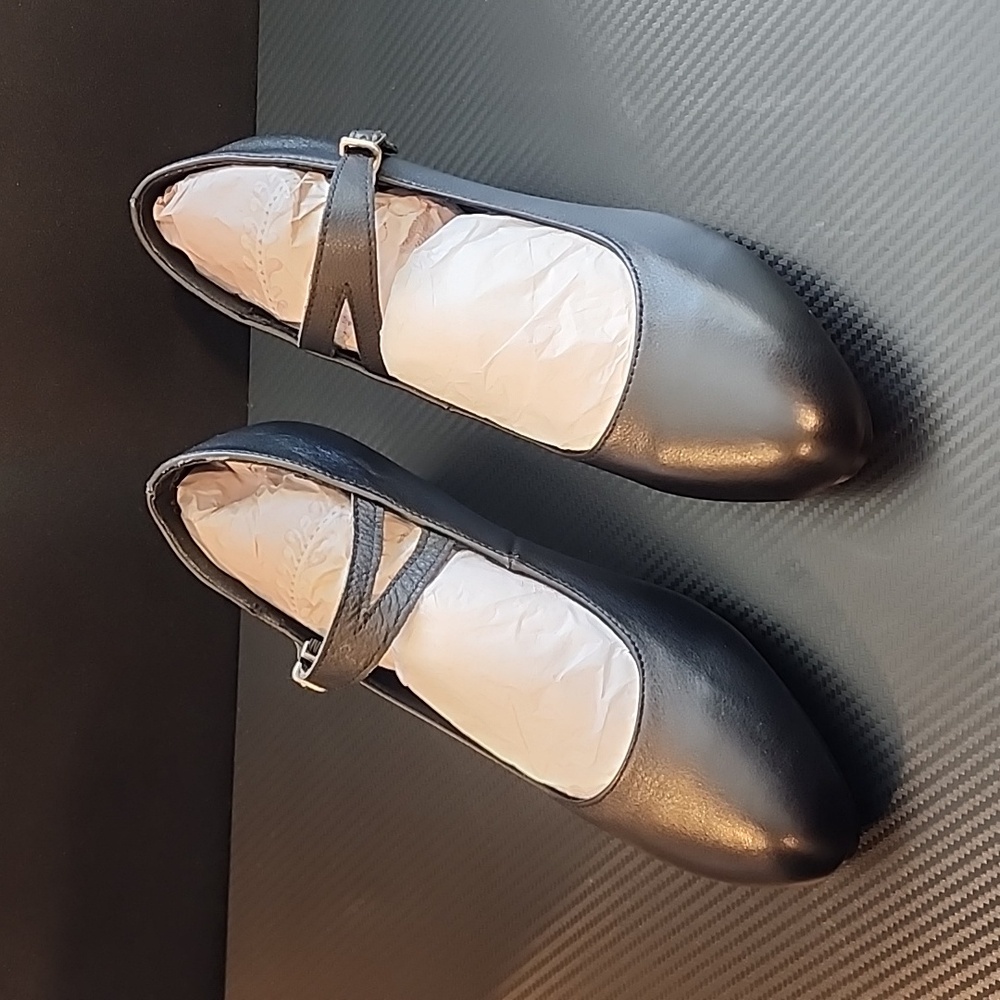 Gexiudan, Kang mei hui, dancing shoes. Size 10 in US. 2 inch heel